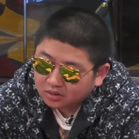 Leo 4 Leo seated playing mid-stakes cash game poker on the Hustler Casino Live stream.